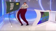 Pani sieje trawę w czwartej gęstości