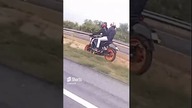 MOTOCYKLISTA WYPADA Z DROGI!