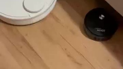 mały urwis pod czułym okiem mamy