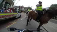 Motocyklista kontra patrol konny w Londynie