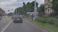 Pani nie nauczyła się przechodzić przez szyby