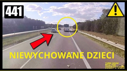 Dzieci wyrzucające śmieci przez szyberdach autobusu