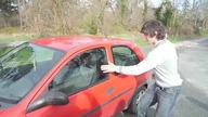 Jak dostać się do środka samochodu