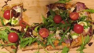  Quick & Tasty: Pinsa z Szynką, Rukolą, Oliwkami i Suszonymi Pomidorami! 