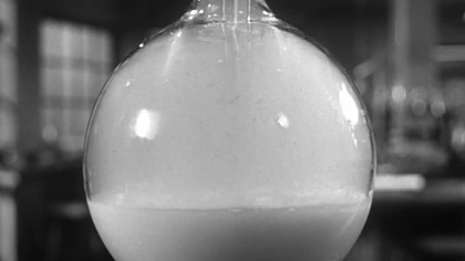 Człowiek w białym ubraniu.  (1951) napisy