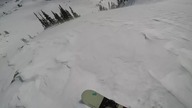 Lawina porywa snowboardzistę.  Włącza system Airbag.