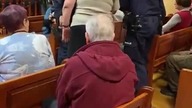 Sędzia kazała #Policja usunąć jedną z Pań z widowni przez to, że ta zwrócila się do sadu z wyrazem  