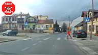 Odpowiedzialna dziewczynka dziękuje kierowcy za ustąpienie pierwszeństwa na pasach.  STOP PIRAT