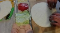 Chrupiące i pyszne śniadanie tortilla w 5 minut . Przepis na pomidor sałatę kanapkę .  Breakfast .