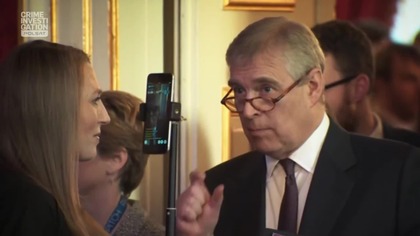 Skandal w rodzinie kr&oacute;lewskiej: książę Andrzej (Secrets of Prince Andrew) - odcinek 1
Autorzy prezentują przebieg wydarzeń, kt&oacute;re doprowadziły do wizerunkowej katastrofy księcia Yorku, Andrzeja. Przełomowym momentem był wywiad, jakiego ten członek brytyjskiej rodziny kr&oacute;lewskiej udzielił w listopadzie 2019 roku Emily Maitlis, dziennikarce Newsnight. Wypowiedział się w&oacute;wczas na temat swojej przyjaźni z finansistą Jeffreyem Epsteinem, oskarżanym o przestępstwa seksualne. Sensacyjny materiał doprowadził księcia Andrzeja do decyzji o wycofaniu się z życia publicznego.

Widzowie poznają szczeg&oacute;ły życia i kariery Andrzeja, księcia Yorku. Dowiedzą się m.in., w jaki spos&oacute;b ten bohater wojenny został medialnym bankrutem, zamieszanym w pedofilski skandal.

Źr&oacute;dło: https://www.teleman.pl/tv/Skandal-w-Rodzinie-Krolewskiej-Ksiaze-Andrzej-1-2414191