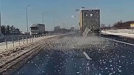 Lód spadający z ciężarówki