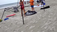 Baby kradną od plażowicza cały jego sprzęt.