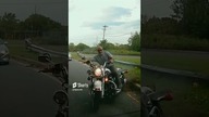MOTOCYKLISTA DRIFTUJE NA DRODZE!
