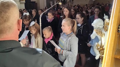Składamy Ci, Ojcze w wykonaniu scholi Aniołki z Markuszowa.