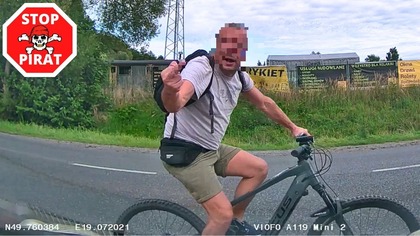 Awantura z rowerzystą przy wyjeździe z parkingu.  STOP PIRAT