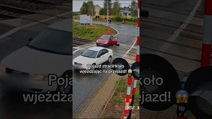OPEL STRACIŁ KOŁO NA PRZEJEŹDZIE KOLEJOWYM