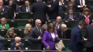 Przemówienie Tuska.  Posłowie PiS wychodzą z sali sejmowej