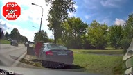 Kombinator w Audi próbuje uciec z miejsca zdarzenia.  STOP PIRAT