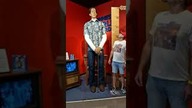 Tak wyglądał najwyższy człowiek na świecie Robert Wadlow mierzył 272 cm.  A ten krasnal obok 190 cm.