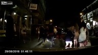 Dziewczyna próbuje ignorować walkę i zostaje znokautowana..