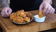Chrupiące krokieciki z dorsza z sosem z pieczonego czosnku / Oddaszfartucha