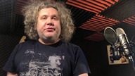 Poparzeni czytają Bryndala na dobranoc.  Korzuch