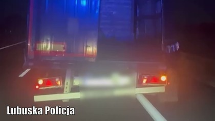 Jechał ciężarówką z urwaną częścią drzwi.  Dostał mandat