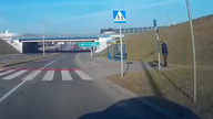 Znak stop nie dla mnie, a kierowca się cieszy