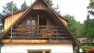 O dwóch takich co wyrzucali wersalkę