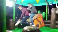 Mechaniczny byk kontra dwóch kumpli
