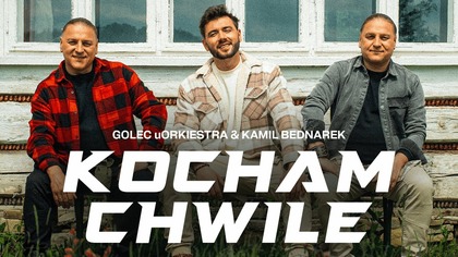 GOLEC uORKIESTRA & KAMIL BEDNAREK - KOCHAM CHWILE 

Muzyka: 
Łukasz Golec / Paweł Golec / Kamil Bednarek / Dawid Broszczakowski 
Słowa: 
Melania Król / Kamil Bednarek / Edyta Golec

W duchu poszukiwań nowych muzycznych przestrzeni połączyliśmy siły z Kamilem Bednarkiem. Efektem tej wyjątkowej współpracy jest singiel Kocham chwile  utwór, który łączy nasze dwa odrębne światy brzmieniowe, mające wspólny mianownik: miłość do organicznych, rootsowych dźwięków.
Kocham chwilę to fuzja gitarowego afro-beatu, charakterystycznych riffów dętych instrumentów granych przez Kamila, Łukasza i Pawła oraz etnicznych chórków, które w połączeniu z lead wokalami tworzą hipnotyzującą, pozytywną energię. 
Utwór jest muzycznym manifestem uważności  opowiada o potrzebie odnalezienia spokoju ducha, dystansu do świata i wdzięczności za to, co naprawdę ważne. To przypomnienie, że piękno tkwi w prostych momentach, które warto celebrować.

Kamil Bednarek  wokal, saksofon altowy
Łukasz Golec  wokal, trąbka, flugelhorn
Paweł Golec  puzon, chórki
Edyta Golec  skrzypce, altówka, chórki
Jarosław Zawada - skrzypce
Dawid Broszczakowski  programming, gitary, klawisze
Mirosław Hady  perkusja

Dawid Broszczakowski / Łukasz Golec  Miks & Mastering
Nagrano w studiu Golec Fabryki 2025

Video by Mortvideo 
Reżyseria: Marcin Kopiec Mort
Zdjęcia: Jacek Sikorski / Marcin Kopiec Mort 
Kierownik produkcji: Sebastian Cynk 
Makeup: Natalia Migryt 
Montaż i postprodukcja: Marcin Kopiec Mort 
Kolorkorekcja: Marcin Kopiec Mort 
Fotosy: Jacek Sikorski 
Stylizacja - Karolina Trębacz 

Dziękujemy za pomoc w realizacji klipu:
Jakubowi Wieczorek
Brygidzie Zondek
Andrzejowi Jaskulla
Aleksandrze i Pawłowi Król
Wojtkowi Stec

Kocham chwile

1. Czy Ty też tak masz
Życie jak szalone gna
Chcesz zwolnić tempo
Bo w płucach tchu już brak
Przymknąć oko na świat
Z niepotrzebnych wymian zdań się wylogować
Każdy swoją rację ma

Ref.
Kocham chwile w których czuje, że żyje
Gdy jestem ponad wszystkim tym co nie pozwala mi czuć się wolnym
Krok po kroku odkrywam swój spokój
Niech los będzie utkany dobrymi myślami co z serca płyną
Być ponad wszystkim tym co nie pozwala mi czuć się wolnym

2. Jest mi potrzebny jak tlen
W tych czasach nieuchwytny jak dzień
Gdy patrzę z boku na to wszystko
Wiem, że szans by odnaleźć go z każdym dniem coraz mniej
Niezbędny klucz, który otworzy mi do lepszego rozdziału drzwi
Tym kluczem jest spokój
Działaj jak kompas na każdej z dróg
W codziennym poszukiwaniu szczęścia
Jeżeli żyjemy to tylko raz
Delektuj miłość co pozwala przetrwać
Każdą z dróg na którą wystawia los
Życie to podróż w której liczy się każdy krok
Jeśli słyszysz to wykrzycz na cały głos

Ref.
Kocham chwile w których czuje, że żyje
Gdy jestem ponad wszystkim tym co nie pozwala mi czuć się wolnym
Krok po kroku odkrywam swój spokój
Niech los będzie utkany dobrymi myślami co z serca płyną

 Posłuchaj w Spotify, Apple Music, Tidal i innych: https://id.ffm.to/golec_uorkiestra-tylko_ty
https://bit.ly/Subskrybuj_GolecOrkiestra - subskrybuj i bądź na bieżąco z naszymi nowościami oraz naszą twórczością!:)

https://bit.ly/GolecOrkiestra_Wszystkie_Teledyski - obejrzyj i posłuchaj naszych teledysków!
https://bit.ly/GolecUOrkiestsra_TheBestOf - obejrzyj nasze super hity!
https://bit.ly/GolecOrkiestra_Hity_Koncertowe - obejrzyj i posłuchaj nasze hity koncertowe.
https://bit.ly/GolecOrkiestra_Karaoke - śpiewaj razem z nami nasze hity! Karaoke dla Ciebie!:)
https://bit.ly/GolecOrkiestra_Symfonicznie - obejrzyj i posłuchaj naszego koncertu symfonicznego.

 Zachęcamy także do udostępniania, zostawienia łapki w górę, oraz pozytywnego komentarza. Dzięki temu pomożesz nam zwiększyć zasięg i zmotywujesz nas do dalszej pracy! 

 Fundacja Braci Golec: https://fundacjabracigolec.pl/ 
 Odwiedź także naszą oficjalną stronę: https://golec.pl/ 
 Twoje ulubione utwory Braci Golec na płycie: https://golec.pl/typ_plyty/plyty-cd/ 

Oficjalna strona internetowa  https://golec.pl
Golec uOrkiestra na FB  https://www.facebook.com/golecuorkiestra/
Golec uOrkiestra na IG  https://www.instagram.com/golecuorkiestra/
@KamilBednarekOfficial 
#Golec #music #pop #popular #bednarek #reggaeton #relaxing #fun