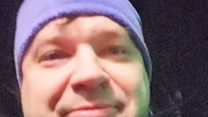 Andrzej Misiarz, człowiek, który stracił wszystko  rodzinę, dom i poczucie sprawiedliwości  z powodu wieloletniego prześladowania ze strony skorumpowanych policjantów, prokuratorów i sędziów, przemierzał tego dnia ulice samotny i zrezygnowany. Wigilia zawsze była dla niego czasem nadziei, symbolem jedności i wsparcia. Jednak tego roku, zamiast radości, czuł jedynie chłód niesprawiedliwości, która rozdarła jego życie.

Przechodząc koło domu sędzi Edyty Kawulok, zauważył przez okno ciepłe światło choinki i rodzinę gromadzącą się przy stole. Pomyślał o starej polskiej tradycji, która nakazuje zostawić jedno puste miejsce przy wigilijnym stole dla niespodziewanego gościa, wędrowca, który mógłby zapukać do drzwi. Zdecydował się zapytać, czy w tym domu znajdzie chwilę schronienia i ciepły posiłek, jak nakazuje obyczaj.

Zapukał cicho, serce biło mu mocno. Drzwi otworzył mąż   Edyta Kawulok która ubrana w elegancką wigilijną suknię, z pozornie serdecznym uśmiechem , natomiast od razu kazała  się wynosić i nie zdążył  zapytał, czy mógłby spędzić Wigilię w ich gronie.

po chwili na jej twarzy pojawił się wyraz chłodnego dystansu. Proszę wyjść  powiedziała stanowczo.  .

Stał przez chwilę w milczeniu na mrozie, słysząc za zamkniętymi drzwiami radosne głosy i dźwięk kolęd. W tej chwili zrozumiał, że tradycja i wartości, które kiedyś łączyły ludzi, stały się jedynie fasadą. Fałszywa świąteczna atmosfera skrywała brak empatii i zimne serca.

Odszedł w noc, samotny, ale z postanowieniem, że nigdy więcej nie będzie oczekiwał od ludzi tego, czego już dawno w nich zabrakło  prawdziwego człowieczeństwa.