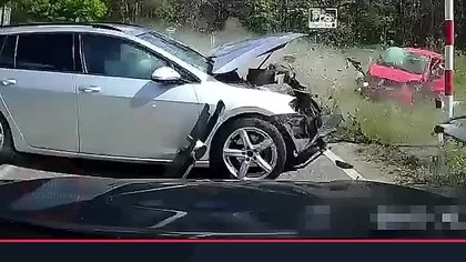 Czołówka tuż przed kamerką przy przejeździe kolejowym | AutoSzkodniki #Shorts