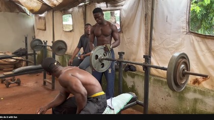 trzech skinebenensów robi treningi