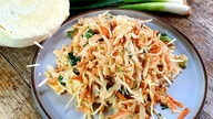 Coleslaw z młodej kapusty Pyszna surówka do obiadu