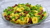 Sałatka z tortellini, suszonymi pomidorami i rukolą - Prosta przekąska -Jak zrobić - Smakowite Dania
