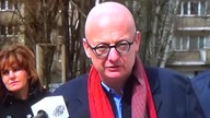 Na oczach dziennikarzy - tyle razy dotknął twarzy!