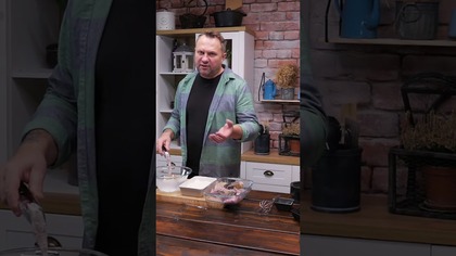 W dzisiejszym odcinku pokazałem prosty, ale genialny trik na smażenie ryb, dzięki któremu unikniesz nieprzyjemnego zapachu smażeniny w kuchni.  Przygotowanie ryby w ten sposób sprawi, że będziesz mógł cieszyć się jej smakiem, nie martwiąc się o zapachy, które zwykle trudno usunąć. Koniecznie wypróbuj i podziel się swoimi wrażeniami! 