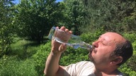 Poziomka zeruje pół litra na raz z okazji 300000 subskrypcji