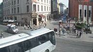 Policjant zatrzymuje karetkę na sygnale