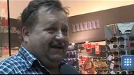 Jak wywalczyć miejsce w autobusie? Puszczać bąki czy zionąć kanapkami z jajkiem?