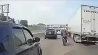 Niewiarygodne szczęście motocyklisty na autostradzie