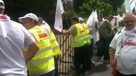 Łańcuchy na szyjach. Do czego się przykuje Solidarność?