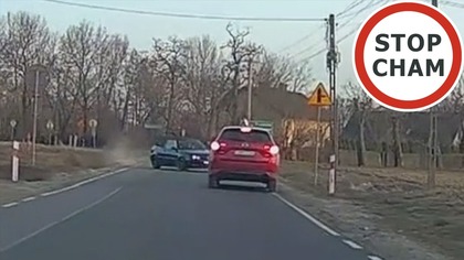 Poślizg VW Golfa i czołówka z Mazda #2185 Wasze Filmy