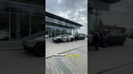 Tesla Cybertruck w salonie w Katowicach obok Tesli Roadster  #cybertruck #danielgrzyb #tesla