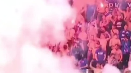 KIBICE PODPALILI MURAWĘ STADIONU ! #shorts #kibice