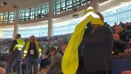 Kowalczyk i Wojciechowski obrzuceni jajkami przez rolników na Europejskim Forum Rolniczym