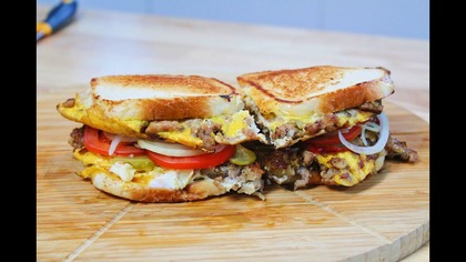 Najlepszy domowy fast food kanapki smażone na patelni z mięsem mielonym i jajkiem