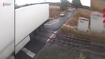 Intercity zmiata naczepę tira na feralnym przejeździe w Czerwionce