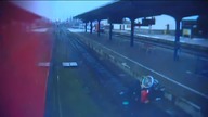 Leszno &ndash; szokujący zapis brutalnego zepchnięcia z peronu PKP i pobicia... 18+